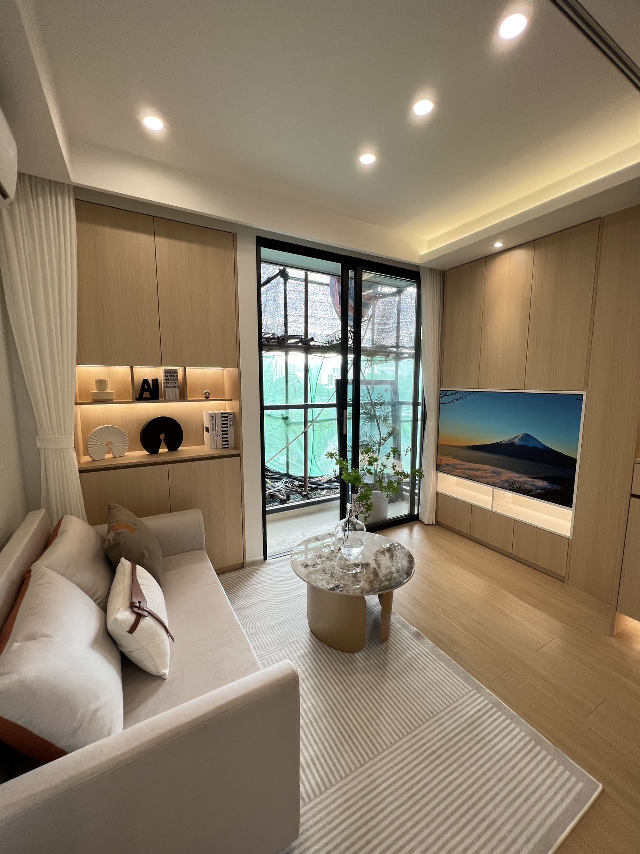 西麗一路之隔|《豪麗華庭》|榕樹(shù)里