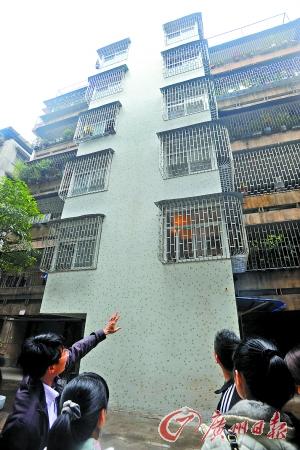 村民們還對(duì)回遷房的公攤面積