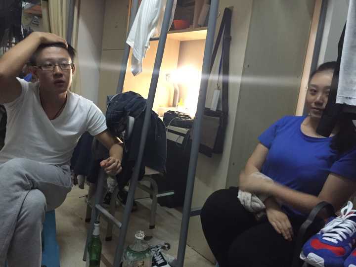 施工區(qū)和住宿區(qū)之間有一個隔離區(qū)