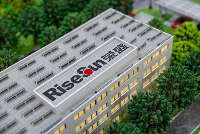 當地產人和媒體人一起坐在電子競價室