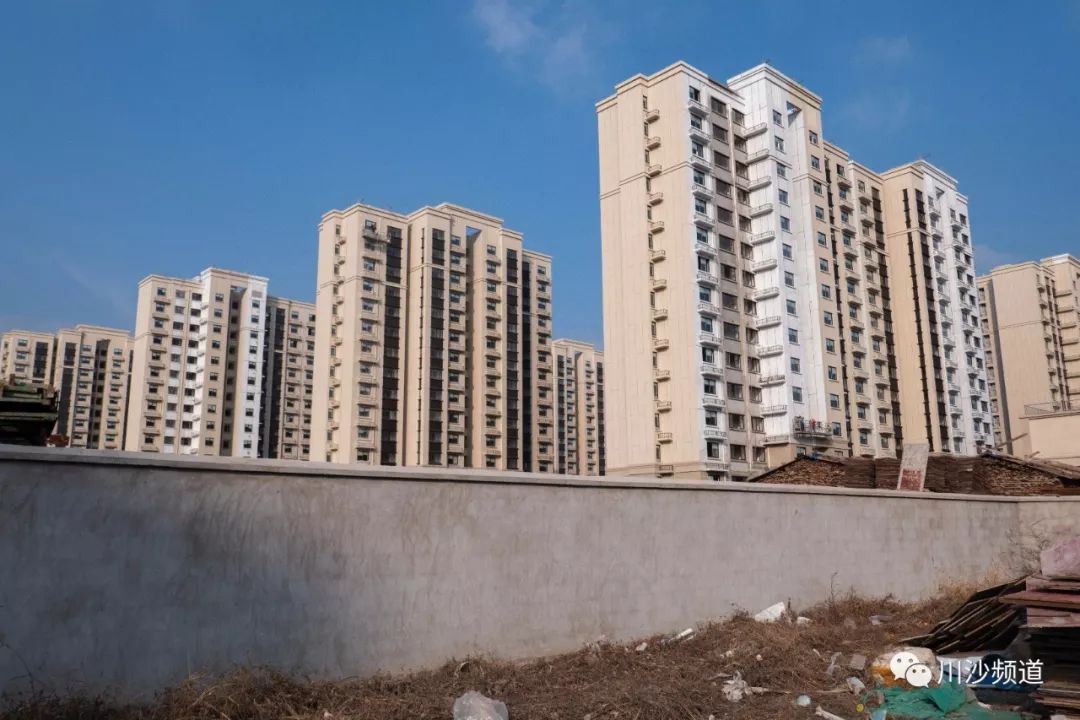 造成普遍上安置房的質量不如商品房