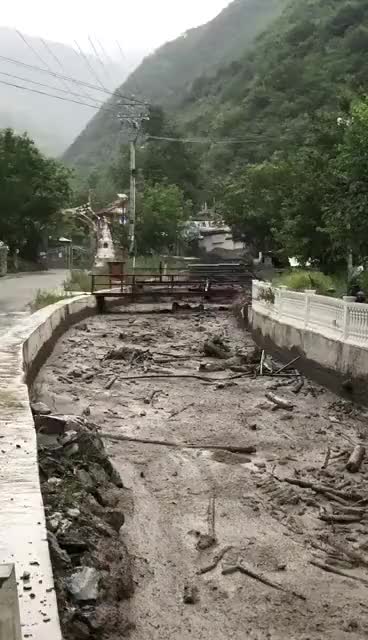 是一個由多棟六層樓房組成的小產權房社區